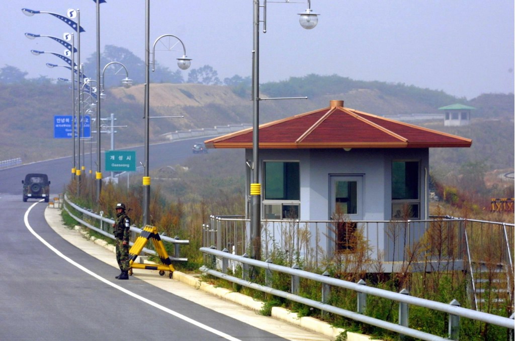 連接兩韓的京義線道路，15日被北韓炸毀。圖/取自新華社