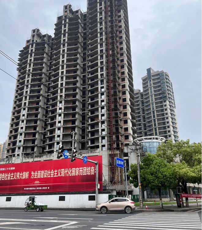 大陸房地產市場仍沒起色。圖為溫州的「爛尾樓」一拍再拍仍拍不出去。圖/取自網易