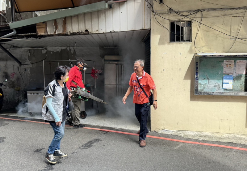 新北市爆發登革熱本土群聚事件，已累積57起確診病例，還延燒到了台北市。圖為新北市府動員，至高風險場所加強清消。圖/中央社