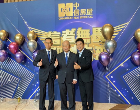 中信房屋代言人謝震武（右）也親臨現場，勉勵全體同仁在時代洪流中不忘初衷，持續精進專業。圖/中信房屋提供