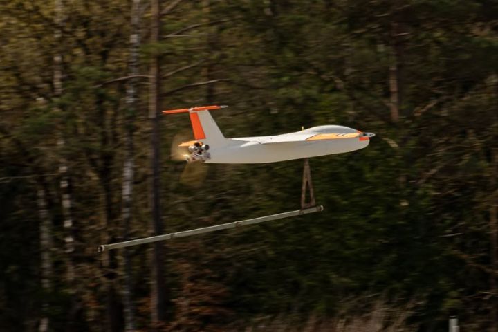 伊朗方面表示,這架「亡命徒」無人機疑似受到電子欺騙,原本應依程序返回美軍控制區,最後卻偏離原定航線,降落在伊朗境內。圖/取自AFN Bavaria 臉書