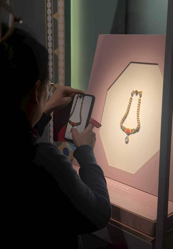 「李靜訓和她的時代」展正在位於北京的中國國家博物館舉辦。圖為4月15日，觀眾拍照打卡俗名為「李靜訓項鍊」的‌隋嵌珍珠寶石金項鍊。圖/李若晗攝