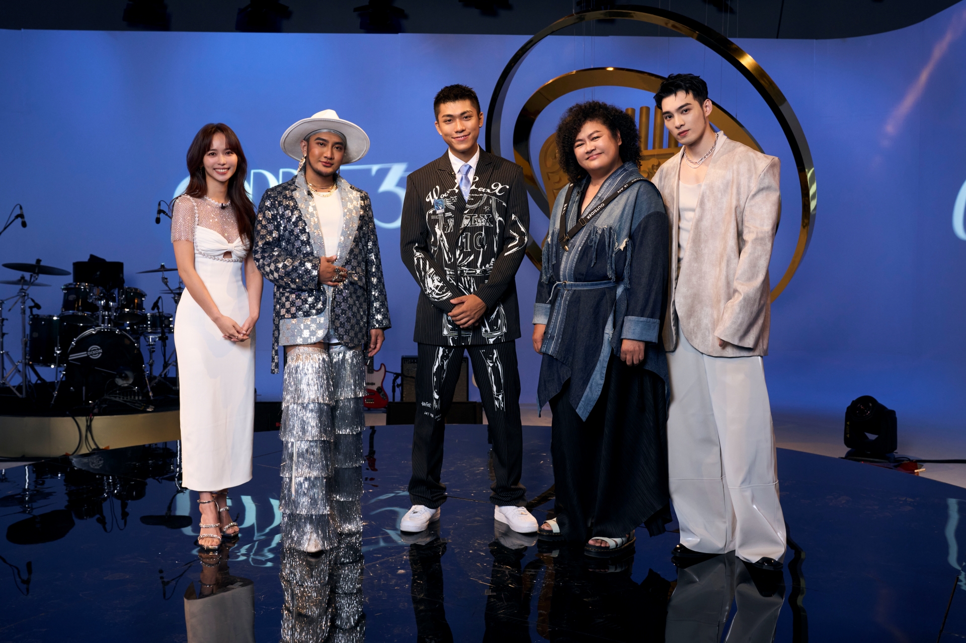 《GMA Heat入圍就是肯定》主持人陳明珠（左1)與入圍者（左起）王ADEN、巴奈、舞炯恩與主持人黃偉晉。圖／台視提供