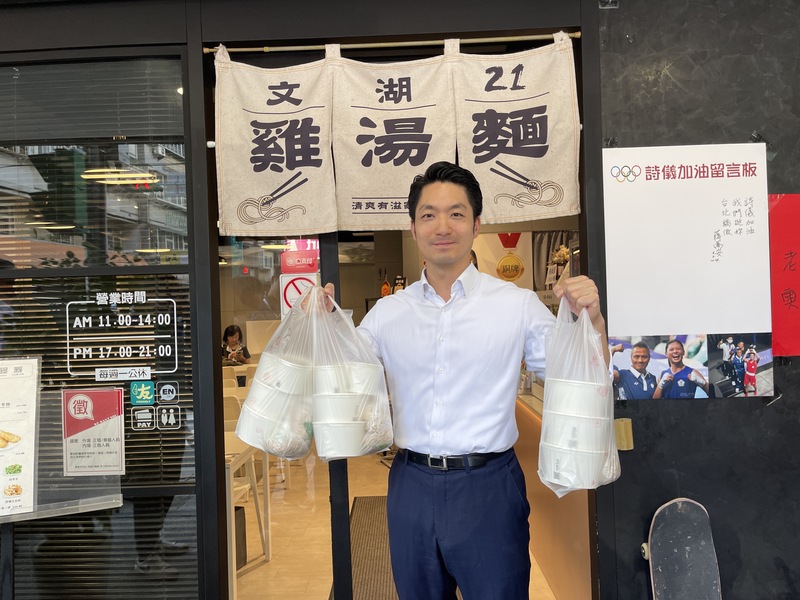 台北市長蔣萬安特地到拳擊選手吳詩儀家位於內湖的麵店捧場，買了多碗雞湯麵外帶。圖/中央社