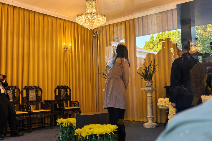 鄭麗文特別進入陵寢內與蔣經國「說話」，勉勵自己實踐蔣經國「用對的人、做對的事」的治國精神。圖/取自鄭麗文臉書