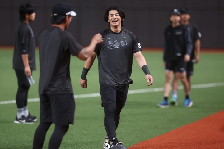 世界棒球經典賽中華隊19日在台北大巨蛋展開第2階段集訓，隊長陳傑憲（中）在場中投入訓練，不時露出笑容鼓舞隊友。圖/中央社