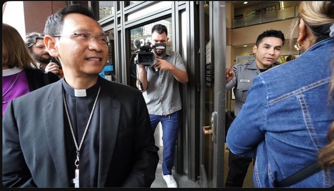 范敏祿常出現在移民法庭及海關，為難民祈禱及給予協助。圖／取自 Christopher Hale X
