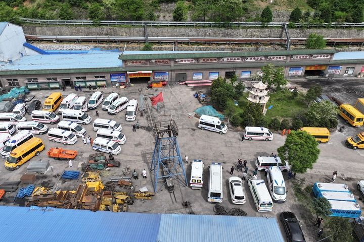 事故現場集結數十輛救護車，地方政府調集救援、醫療等7支隊伍，共755人投入應急救援。圖/取自新華社