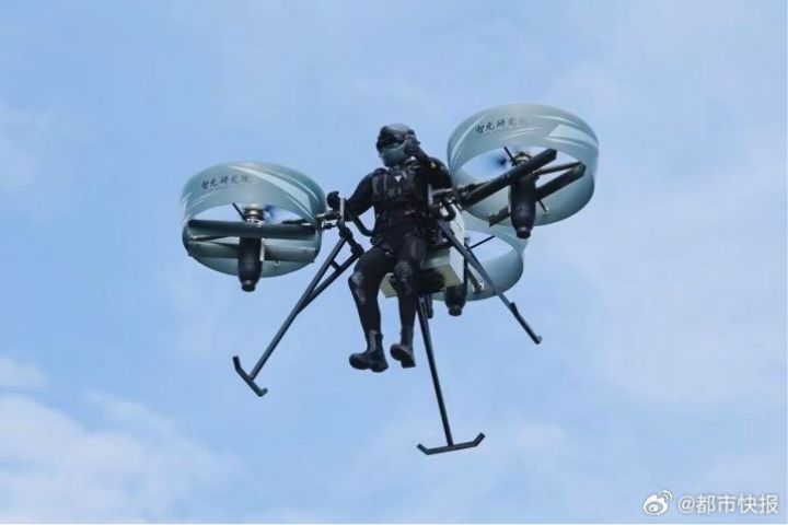 「飛人」緩緩升空,穩穩懸停在百公尺高空。圖/取自都市快報微博