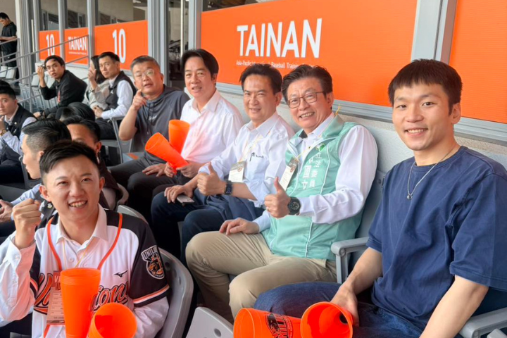 和賴清德看棒球沒訊號！綠委要求電信改善　網一面倒酸：郭國文可以啊