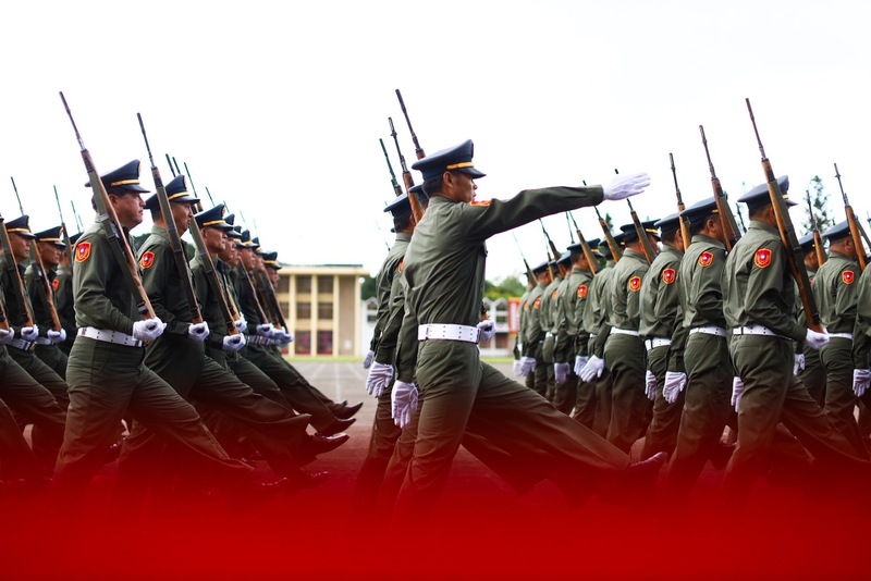16日陸軍官校舉行百年校慶典禮，陸軍官校校友連踢正步經過觀禮台。圖/中央社