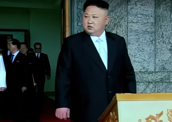 新造驅逐艦下水出現破洞  金正恩震怒要求嚴懲