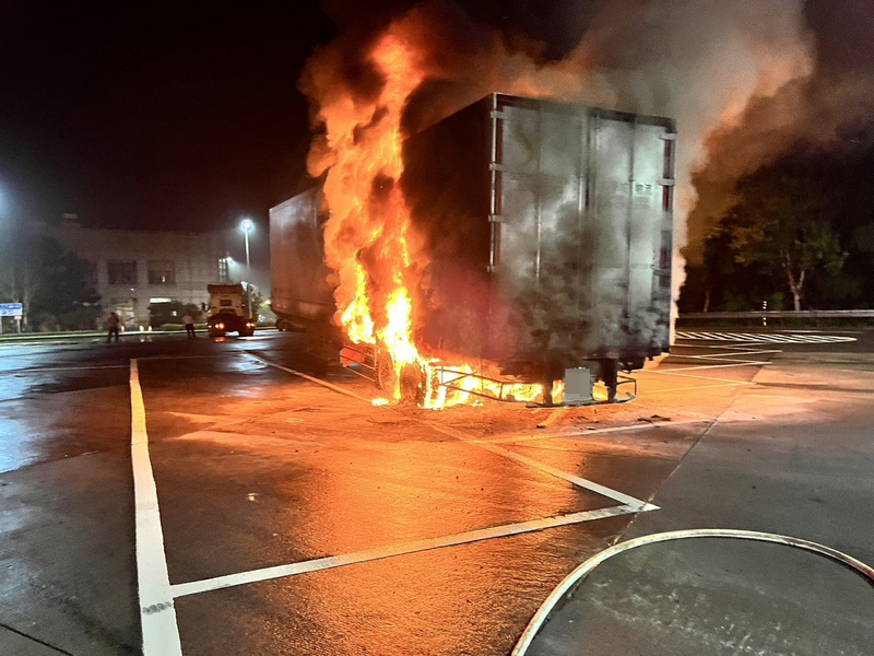 國3西湖路段聯結車起火 貨櫃中電子零件全燒毀