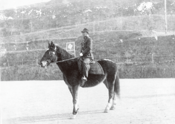 1941年，胡宗南在中陸軍軍官學校第七分校河西大操場騎馬閱兵。圖/沈春池文教基金會提供