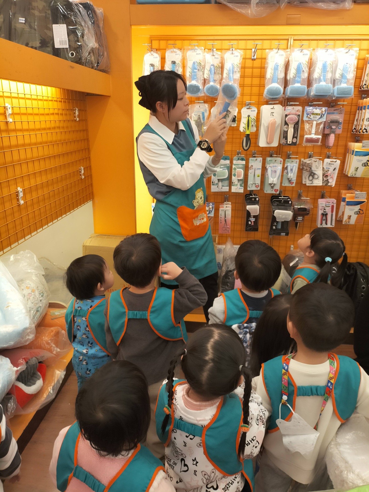 土城育全幼兒園的臉書,幾乎九成以上圖片都是帶孩童出遊及教學感覺正向歡樂的形象,但沒想到遭家長檢舉虐兒。圖/取自土城育全幼兒園臉書