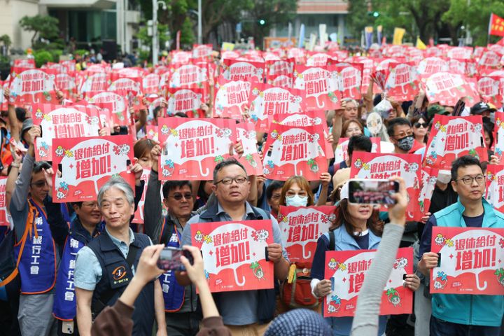 「五一行動聯盟」1日舉行大遊行，勞團強調，若政府未正面回應，不排除持續透過更大規模社會行動。圖/中央社