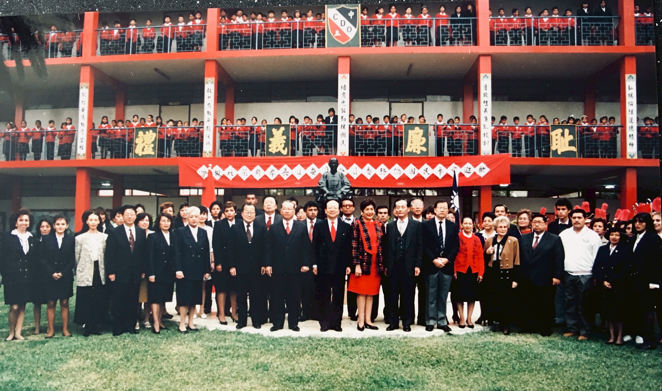 民國8 4年7月僑委會委員長蔣孝嚴訪問秘魯中華三民聯校向 國父孫中山先生銅像獻花致敬。圖/作者提供
