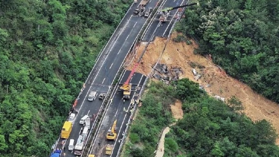 梅大高速往福建方向K11+900米附近發生高速公路路面崩塌災害。圖/取自央視新聞