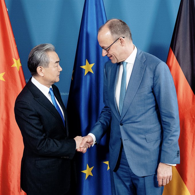 大陸外長王毅（左）日前在慕尼黑安全會議和德國總理梅爾茨（右）晤面，北京希望將雙邊關係「提升至新水平」，並期待德國成為「戰略關係的穩定支點」。圖／取自Bundeskanzler Friedrich Merz X