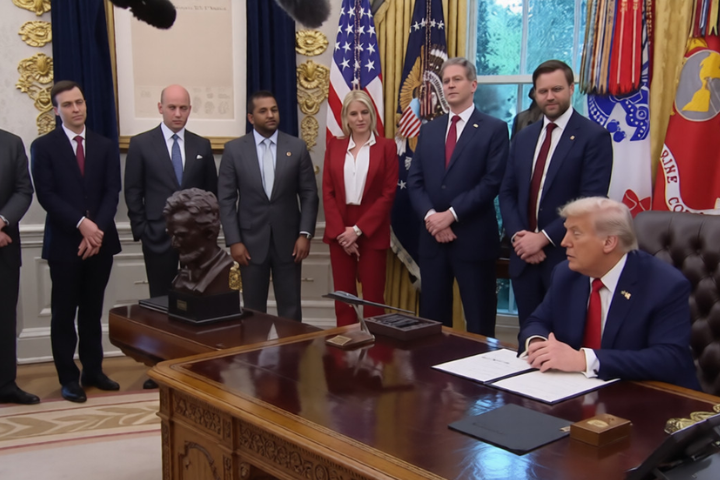 美國總統川普(右)是在去年9月25日與甲骨文等投資人簽署合作協議,並於今年一月完成整體交易。圖為去年9月在白宮簽約。圖/翻攝自Forbes Breaking News YT頻道