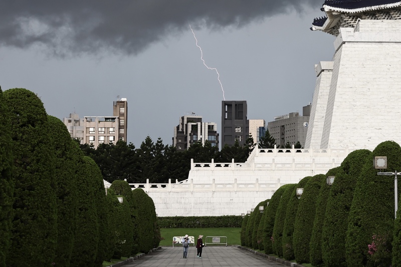 周末假期一樣是高溫炎熱、午後有雷陣雨的天氣。圖為北市中正區烏雲密布並有打雷情況。中央社