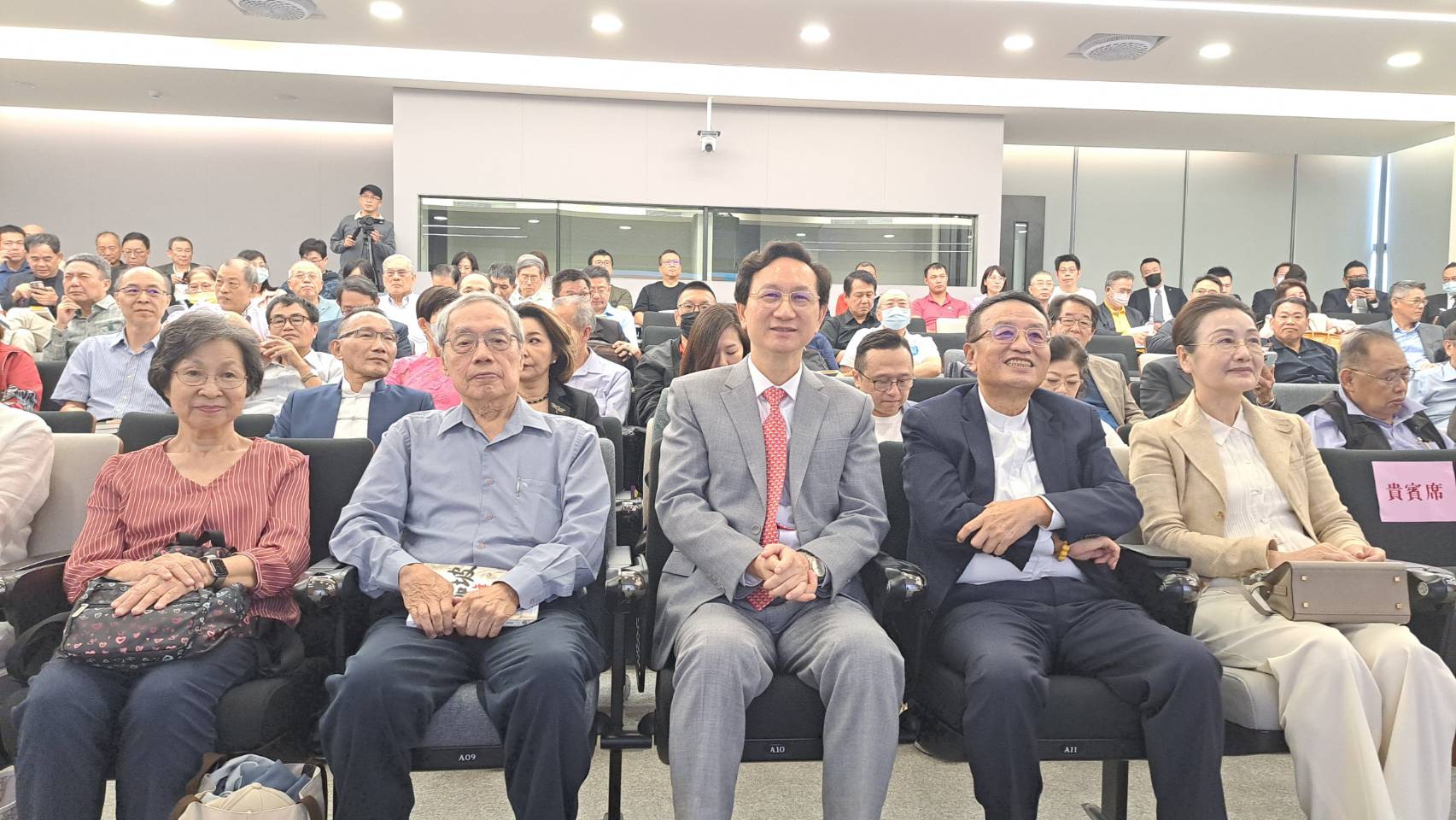 政大台灣文學研究所講座教授陳芳明(左二)30日出席駐新加坡代表童振源(左三)在台北政大公企中心舉行的簽書會。圖/記者宋秉忠攝