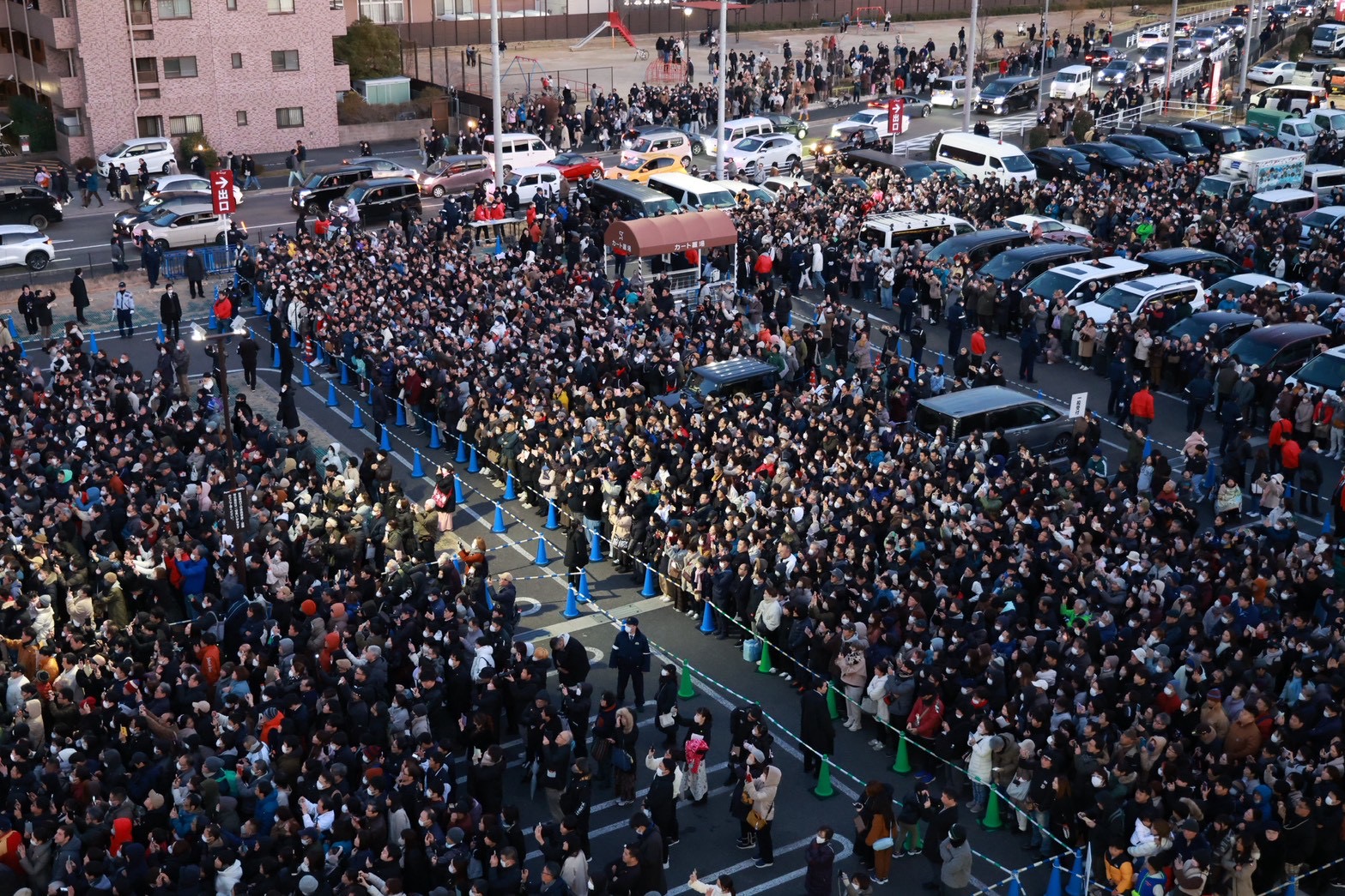 對於2月8日眾議院改選,日本選民相當關注。圖為愛知縣名古屋市選區的自民黨員發布政見場合,吸引民眾聆聽 。圖/取自高市早苗 X