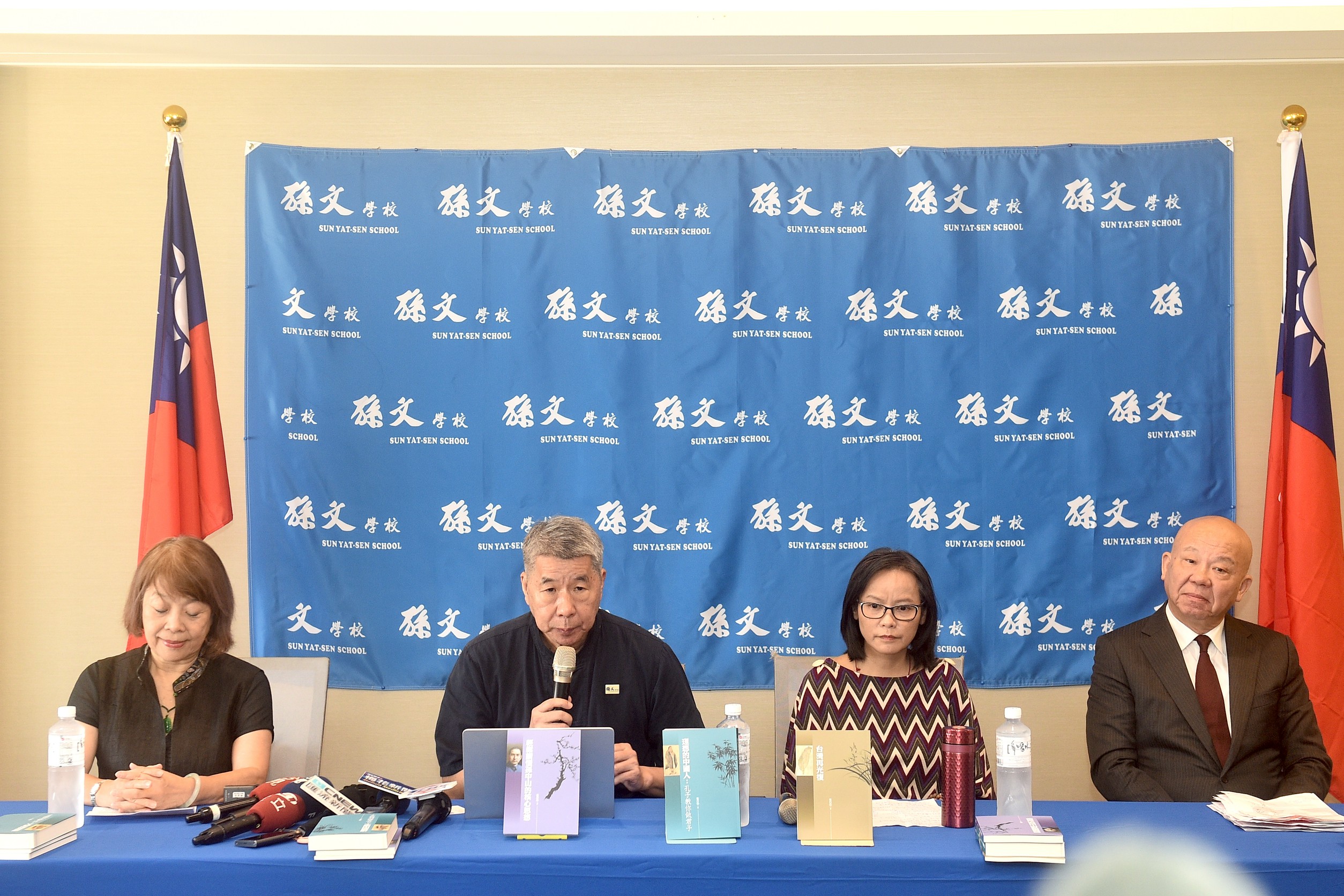 國民黨主席參選人、孫文學校總校長張亞中(左二) 10日舉行「重建黨德與黨魂」記者會，中華語文教育促進協進會秘書長段心儀(左一)、高中教師區桂芝(右二)、228國家紀念館首任館長廖繼斌(右一)參加。圖/記者陳思豪攝