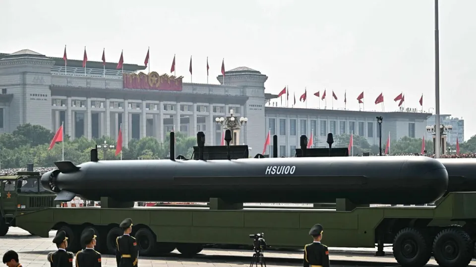 HSU100是中共新一代大型察打一體無人潛航器,去年九三首度亮相,可在大深度、遠距離、複雜海況下執行反潛、獵雷、隱蔽攻擊和特種傳感等多樣化任務,是航母編隊水下安全的重要支撐。圖/取自央視