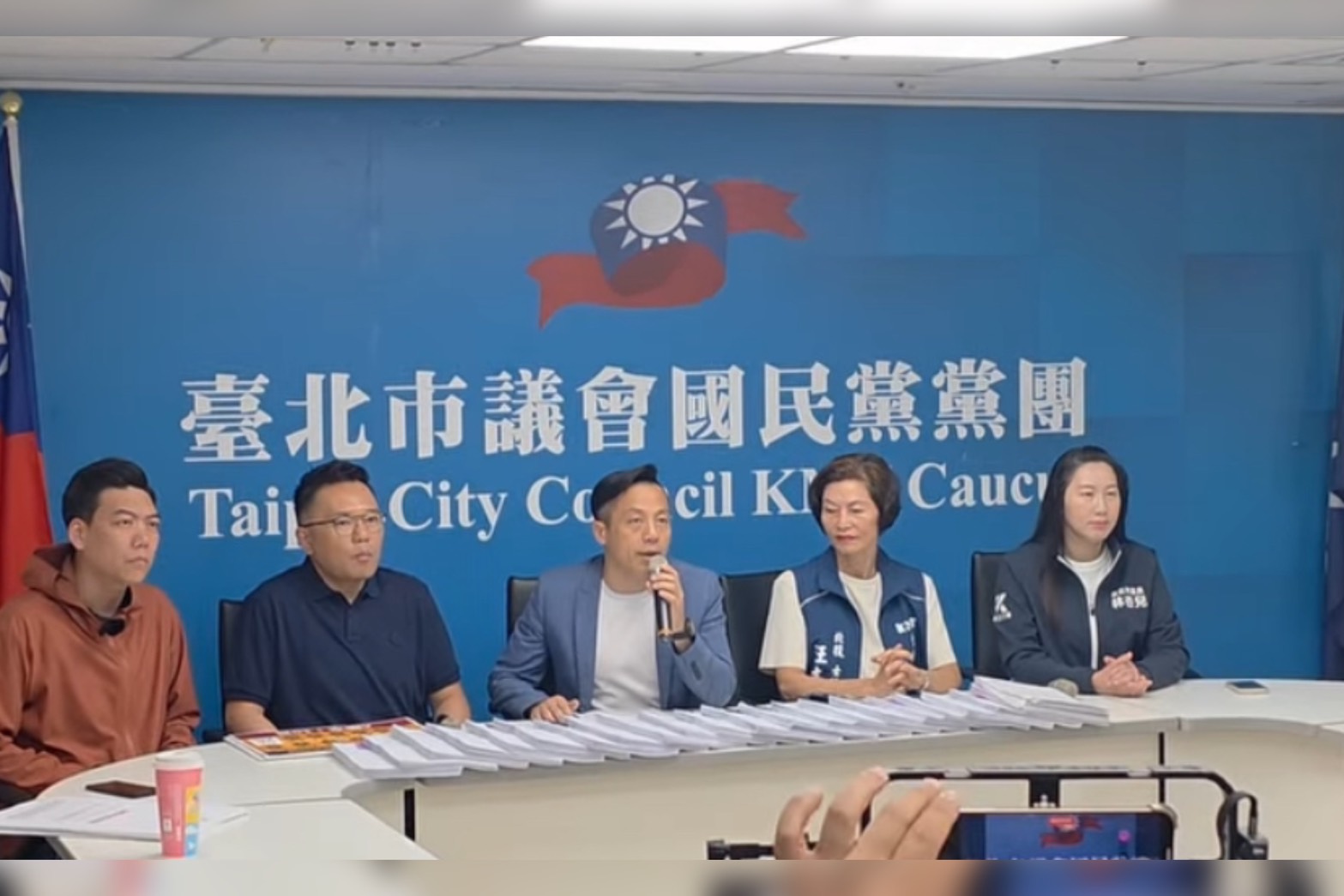 推動罷免綠委吳思瑤的團體「地動刪瑤」召集人賴苡任（左一）宣布，更換罷免案領銜人同意書已達規定份數。圖/取自國民黨台北市議會臉書