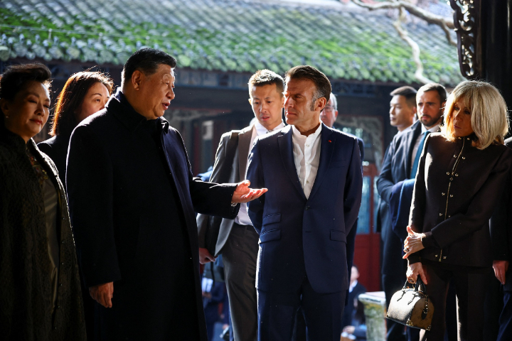 習近平與馬克宏進行友好交流，向馬克宏介紹起了都江堰的歷史意義。圖/取自鳳凰衛視