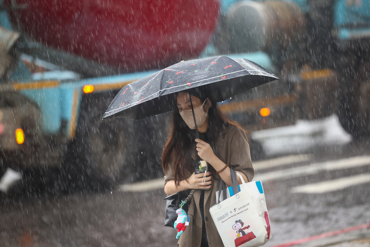 降雨趨緩午後仍有雷陣雨　下周三起天氣漸回穩