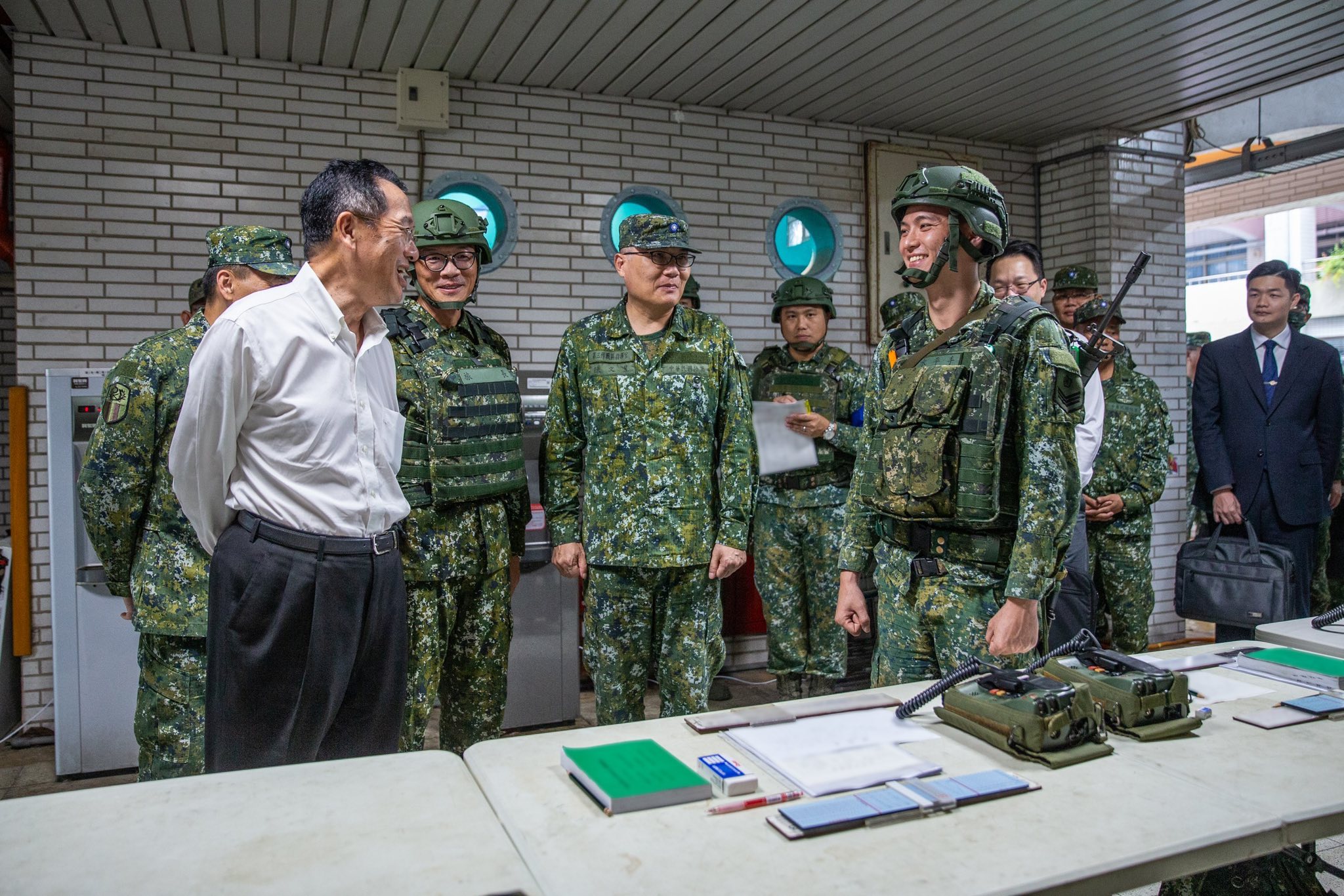 台灣因應兩岸軍力失衡，正加強戰備演訓。圖為國防部長顧立雄（左一）視察漢光演習。圖/取自國防部發言人臉書