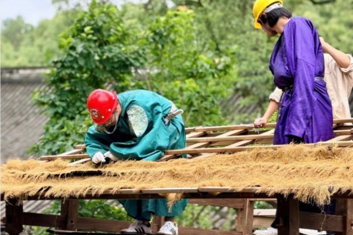   為了完美還原杜甫當年在《茅屋為秋風所破歌》中所寫的歷史場景 特別換上了古裝漢服，為「茅屋故居」進行傳統修繕的沉浸式文化體驗。圖/簡秋萍攝