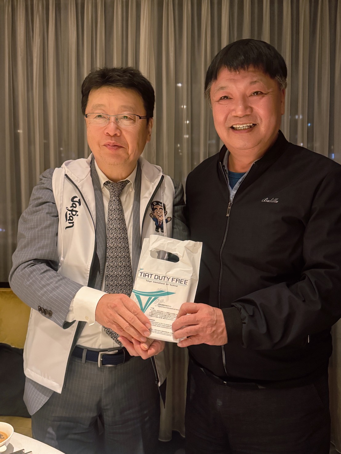 李文忠(右)認為賴總統言論或許台灣本土精英有所感,但忽略兩蔣及國民政府對台貢獻,亦無助於團結,圖為李文忠去年底接待日本議員來參訪。圖/取自李文忠臉書