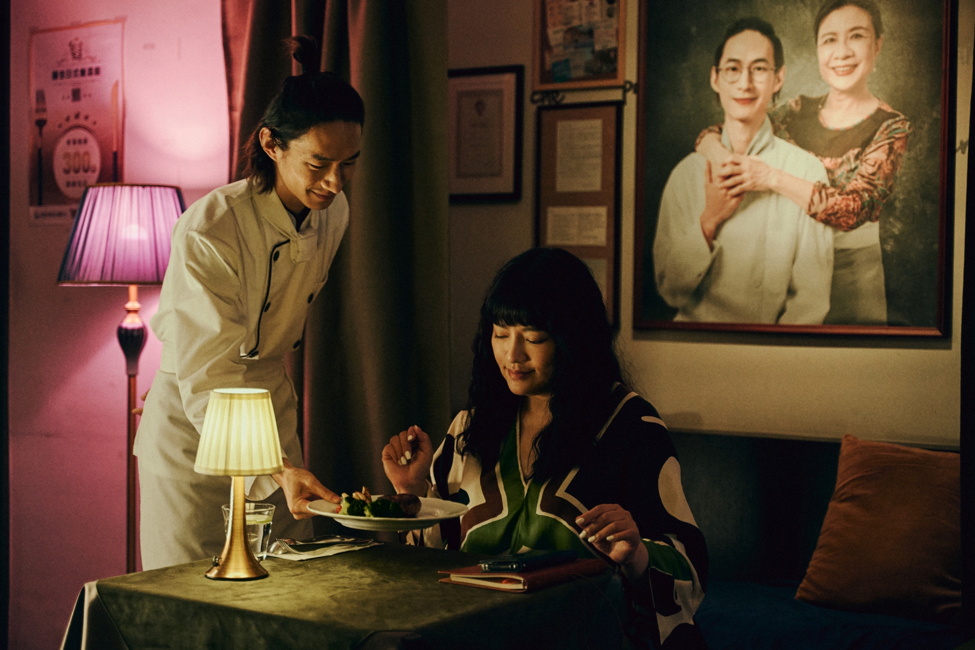 唐綺陽在〈商圈〉單元中飾演美食評論家，品嚐由主廚黃河特製的高級料理。圖/CATCHPLAY+提供