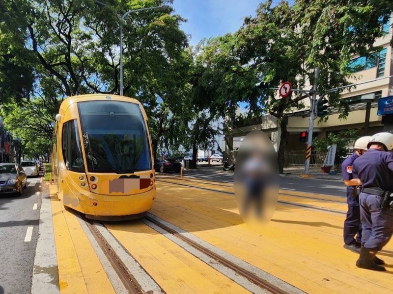 高雄輕軌11日下午在三民區大順二路上與汽車擦撞，整起事故無人受傷，據捷運警察自今年初統計至今，汽機車及行人與輕軌發生交通事故共計21起。圖/中央社