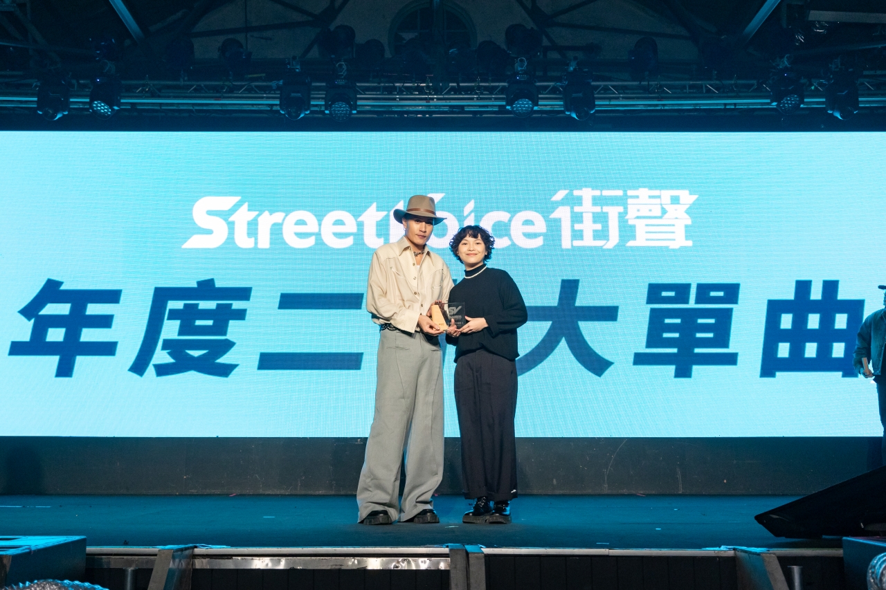 頒獎人黃宣（左）頒發年度二十大單曲給JOYCE 就以斯〈shadow〉。圖/StreetVoice街聲提供