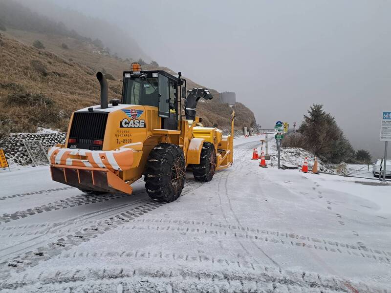 低溫搭配水氣，合歡山區10日夜間、11日凌晨陸續下雪，積雪約2、3公分，交通部公路局出動鏟雪車。 （林業及自然保育署南投分署提供）圖／中央社