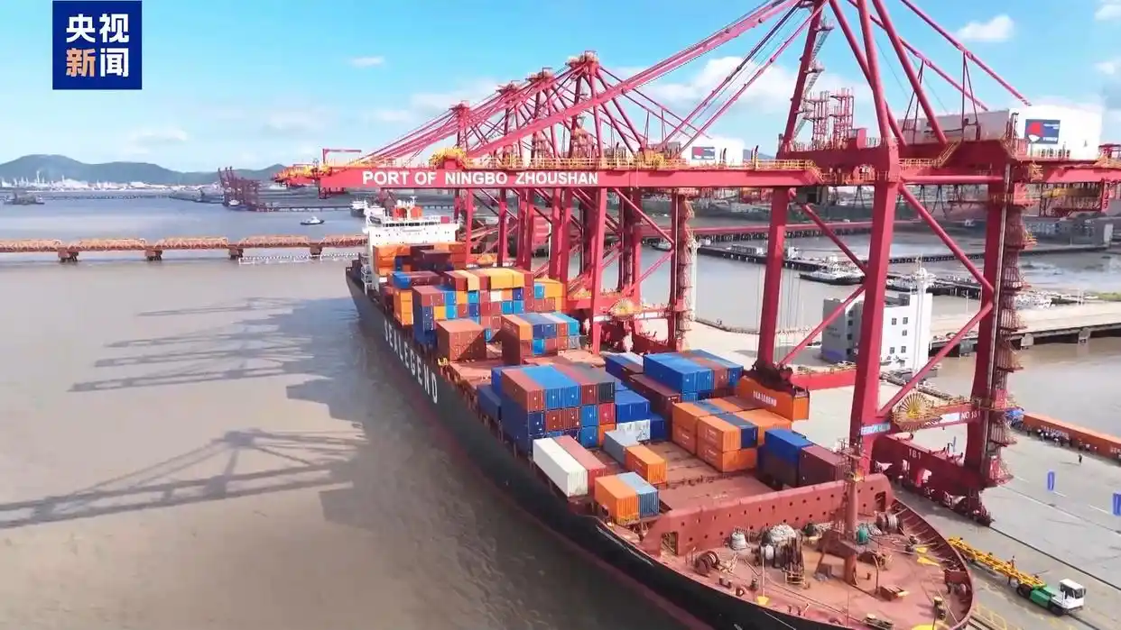 圖為中國貨輪「伊斯坦布爾橋」停留在寧波港上下貨。圖/取自央視新聞