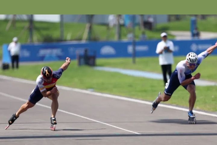 8月13日，西班牙選手古斯曼（前左）和義大利選手馬約爾卡（前右）在比賽中。圖/取自新華社