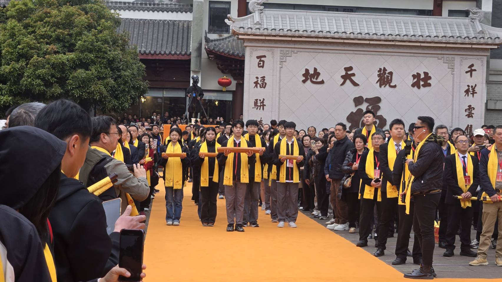 包括東莞台商子弟學校學生在內的兩岸學子身着儒生漢服,向文昌帝君恭獻書卷。圖/記者宋秉忠攝