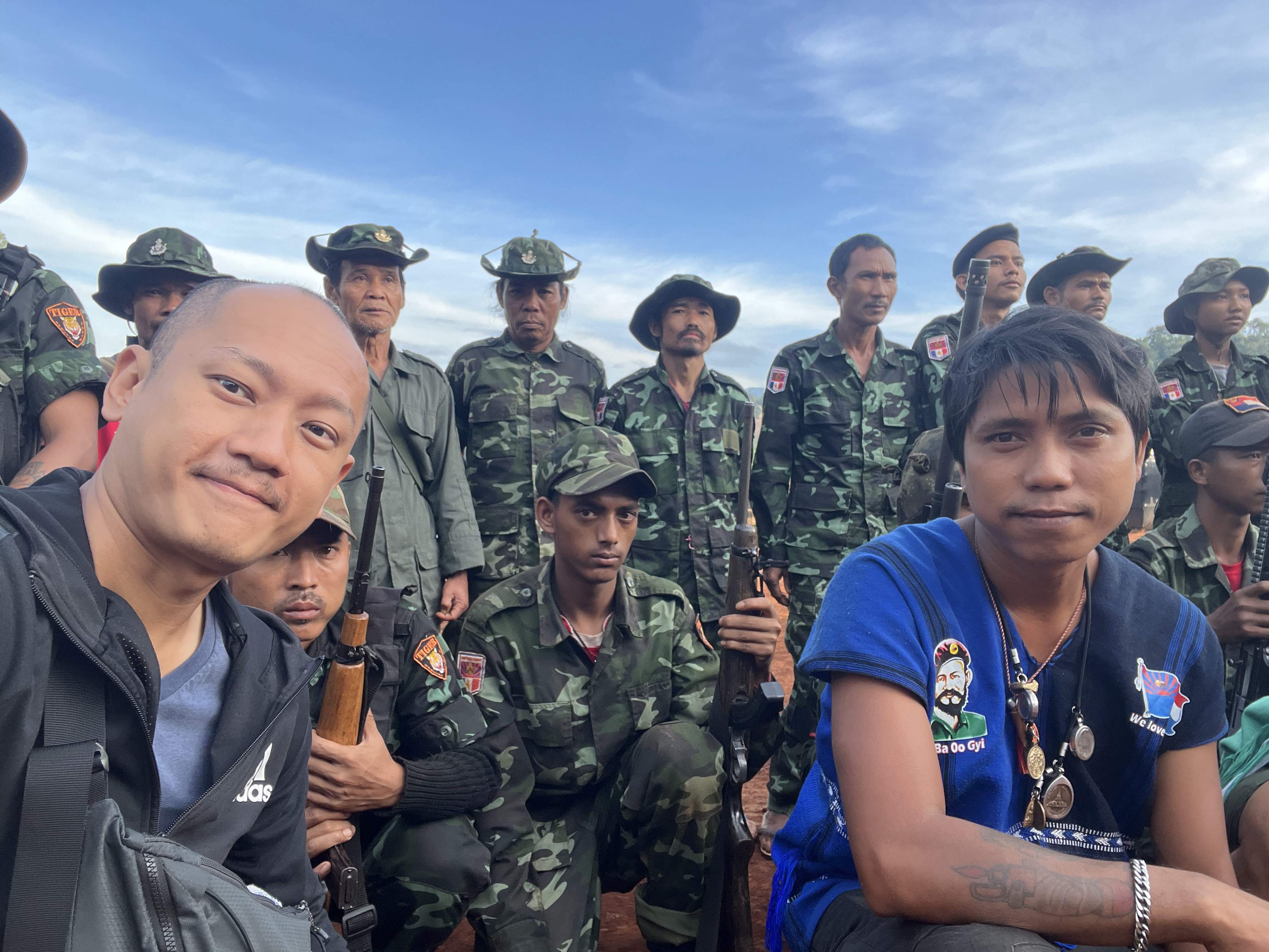 公視《獨立特派員》特約記者楊智強（前左）深入緬甸叢林，獨家採訪了與緬甸軍政府交戰的其中一支反抗軍部隊「猛虎部隊」。圖/取自公視