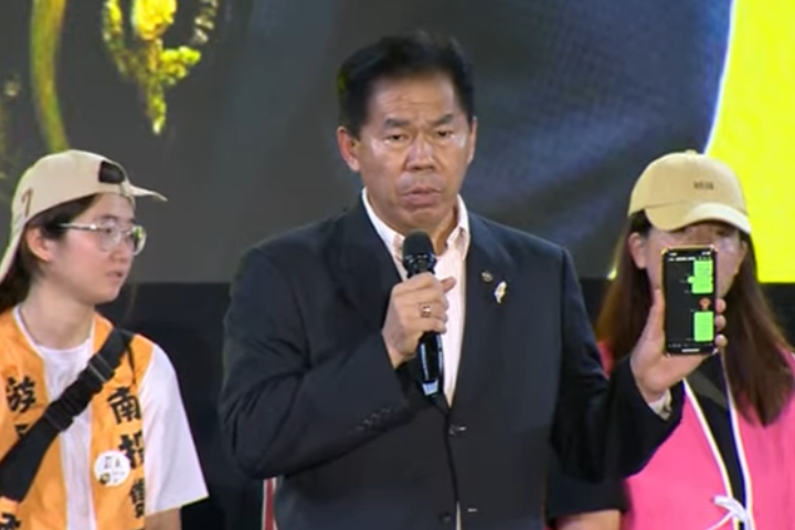 退役飛官「鷹爸（黑衣者）」在罷團舉辦的「開票之夜」宣講時，喊組「台灣公民黨」，更稱總認為有人不是很樂意，不是全心為罷免，甚至有所保留。圖/取自經濟民主連合YT