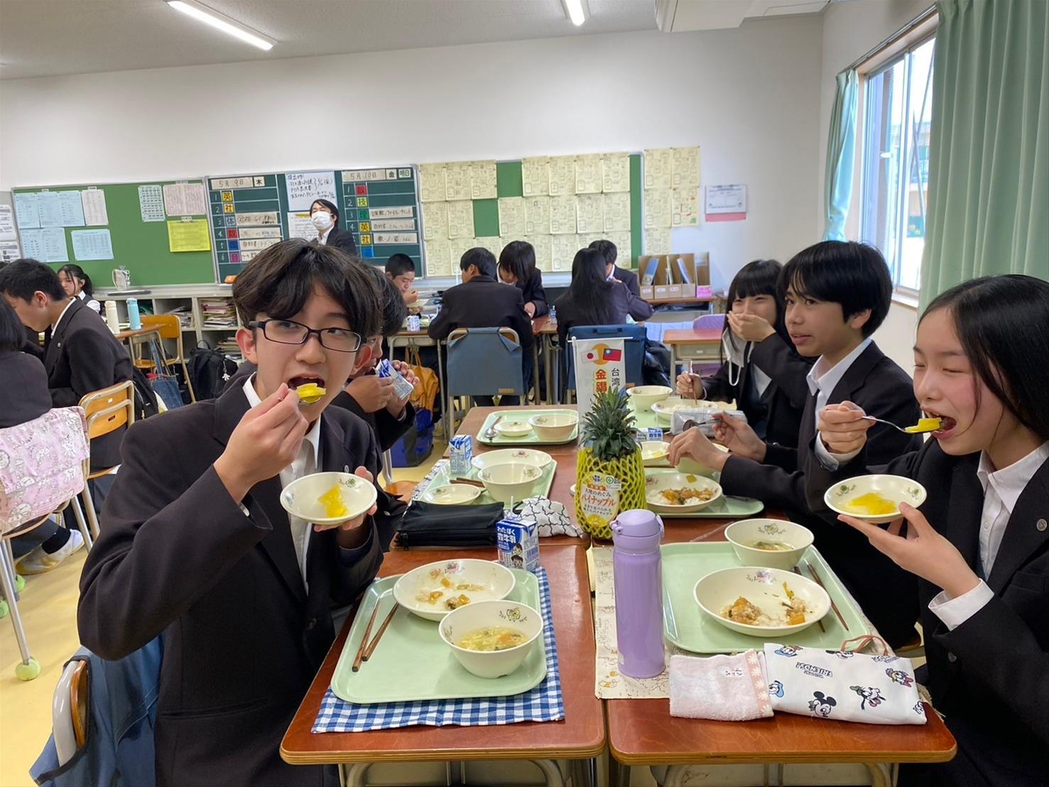 八王子第四中學學生大啖台灣鳳梨。圖/取自高雄市政府網站