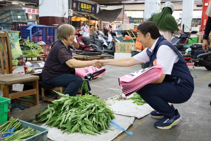 魏嘉賢與市場老闆直接溝通，解決基層攤商經營難題。圖/魏嘉賢辦公室提供