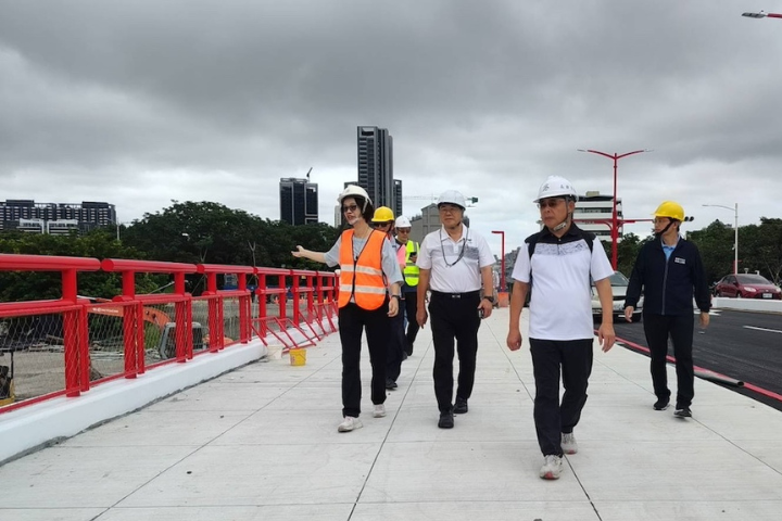 高雄九如橋「鳥居欄杆」遭罵翻　市府連夜塗白漆　他嘆宛如國旅縮影
