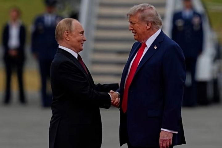 普丁(左)此行受到了十年來罕見的高規格接待,川普更主動邀請普丁乘坐總統專車前往會場。圖/取自觀察者網影片