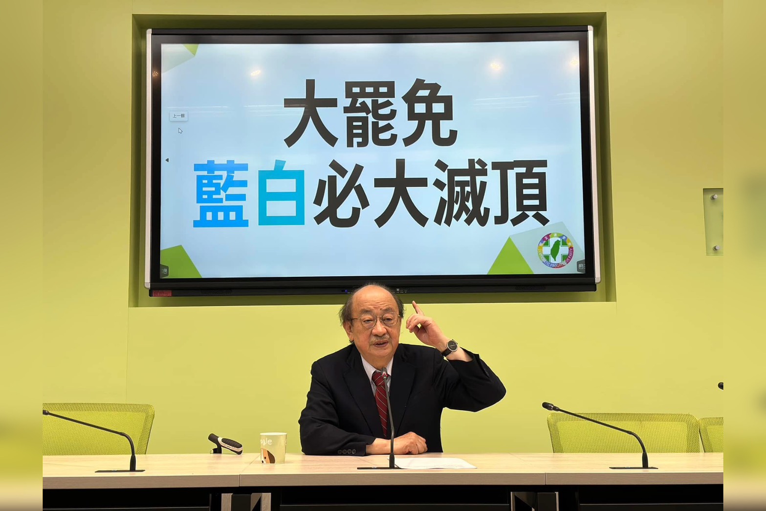 罷免全軍覆沒 王世堅送衛生紙怒嗆柯建銘「自己擦屁股」