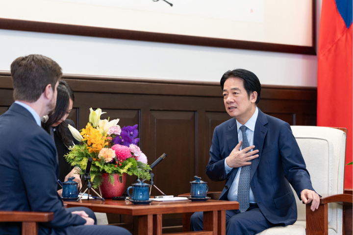 總統賴清德（右）接受美國廣播節目專訪時說，如果美國總統川普（Donald Trump）能夠讓習近平永遠放棄對台發動武力攻擊，必然是諾貝爾和平獎得主，我們也希望幫助美國再度偉大。圖/中央社